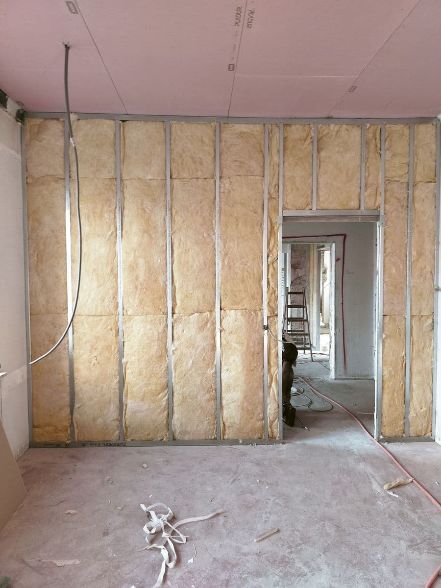 Indvendig væg med isolering og stålskelet under renovering